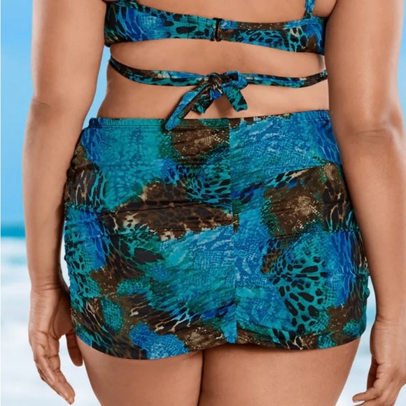 Venus NWOT  Swim Skirt with built in bottom and back ruching - Picture 2 of 7